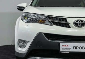 Подержанный автомобиль Toyota RAV4 2015 года (15 фото)
