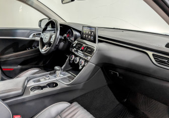 Подержанный автомобиль Genesis G70 2019 года (11 фото)