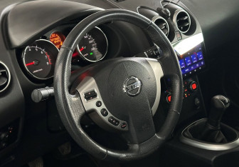 Подержанный автомобиль Nissan Qashqai 2009 года (12 фото)
