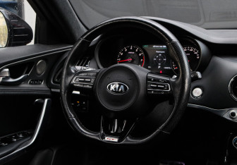 Подержанный автомобиль Kia Stinger 2019 года (15 фото)