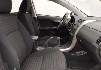 Подержанный автомобиль Toyota Corolla Sedan 2007 года (10 фото)