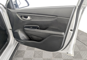 Подержанный автомобиль Kia Rio Hatchback 2021 года (24 фото)