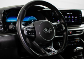 Подержанный автомобиль Kia K5 2021 года (14 фото)