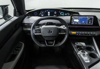 Подержанный автомобиль Changan UNI-V 2023 года (12 фото)