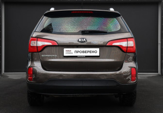 Подержанный автомобиль Kia Sorento 2015 года (6 фото)