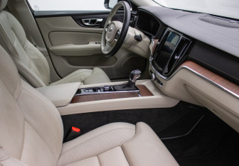 Подержанный автомобиль Volvo V60 2018 года (9 фото)