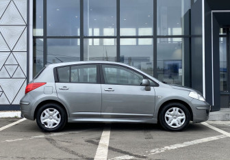 Подержанный автомобиль Nissan Tiida Hatchback 2012 года (4 фото)