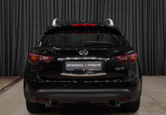 Подержанный автомобиль Infiniti QX70 2015 года (5 фото)
