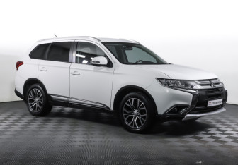 Подержанный автомобиль Mitsubishi Outlander 2015 года (3 фото)