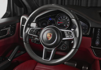 Подержанный автомобиль Porsche Cayenne 2019 года (16 фото)