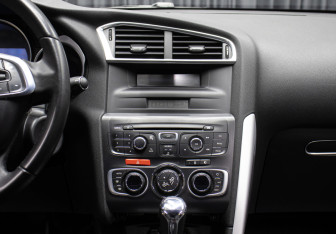 Подержанный автомобиль Citroen DS4 2012 года (15 фото)