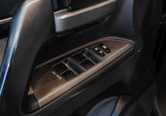 Подержанный автомобиль Toyota Land Cruiser Suv 2009 года (19 фото)