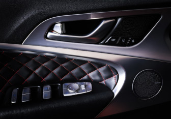 Подержанный автомобиль Genesis G70 2018 года (19 фото)