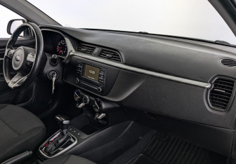 Подержанный автомобиль Kia Rio Hatchback 2021 года (12 фото)