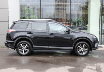 Подержанный автомобиль Toyota RAV4 2018 года (4 фото)