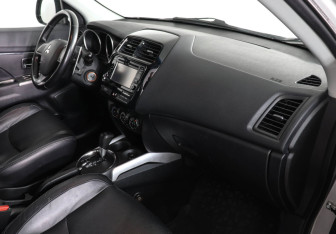 Подержанный автомобиль Mitsubishi ASX 2012 года (10 фото)
