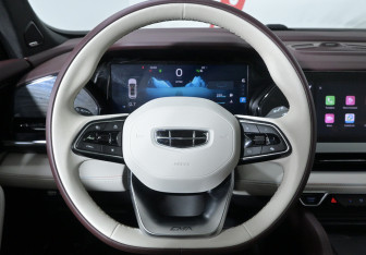 Подержанный автомобиль Geely Monjaro 2024 года (10 фото)