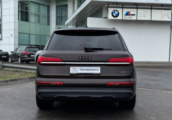 Подержанный автомобиль Audi Q7 2021 года (6 фото)