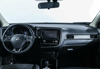 Подержанный автомобиль Mitsubishi Outlander 2022 года (8 фото)