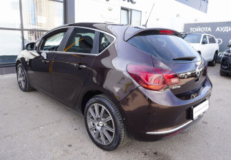 Подержанный автомобиль Opel Astra Hatchback 2014 года (7 фото)