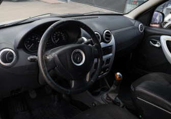 Подержанный автомобиль Renault Sandero 2012 года (12 фото)