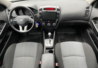 Подержанный автомобиль Kia Ceed Hatchback 2011 года (10 фото)