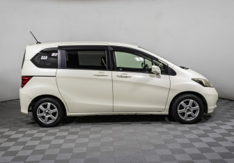 Подержанный автомобиль Honda Freed 2011 года (4 фото)