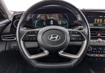 Подержанный автомобиль Hyundai Elantra Sedan 2023 года (22 фото)