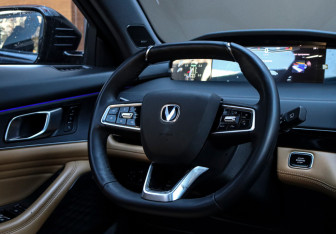 Подержанный автомобиль Changan UNI-K 2023 года (13 фото)