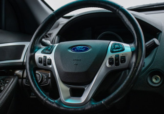 Подержанный автомобиль Ford Explorer 2013 года (15 фото)