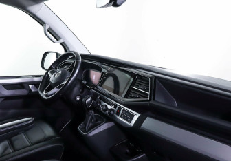 Подержанный автомобиль Volkswagen Multivan 2020 года (10 фото)