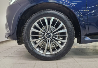 Подержанный автомобиль Infiniti QX80 2019 года (12 фото)