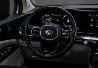 Подержанный автомобиль Kia Carnival 2021 года (16 фото)