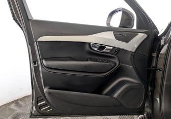 Подержанный автомобиль Volvo XC90 2018 года (19 фото)