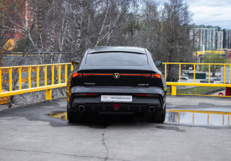 Подержанный автомобиль Changan UNI-V 2022 года (4 фото)