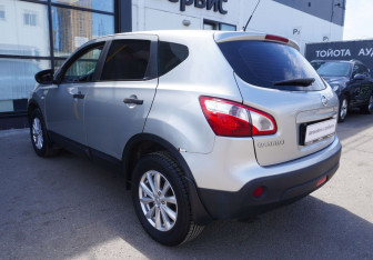 Подержанный автомобиль Nissan Qashqai 2012 года (7 фото)