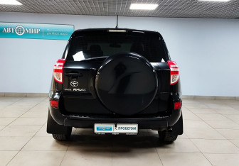 Подержанный автомобиль Toyota RAV4 2011 года (6 фото)