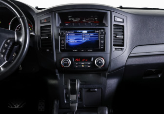 Подержанный автомобиль Mitsubishi Pajero 2013 года (14 фото)
