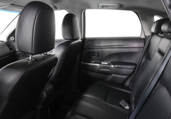 Подержанный автомобиль Mitsubishi ASX 2012 года (12 фото)