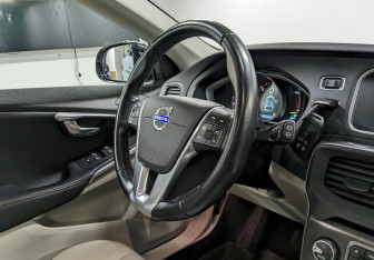 Подержанный автомобиль Volvo V40 Cross Country 2014 года (24 фото)