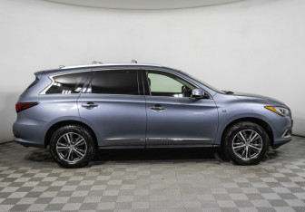 Подержанный автомобиль Infiniti QX60 2016 года (4 фото)
