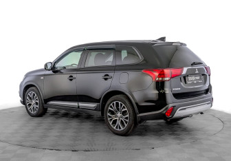 Подержанный автомобиль Mitsubishi Outlander 2018 года (7 фото)
