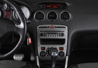 Подержанный автомобиль Peugeot 308 Hatchback 2011 года (15 фото)