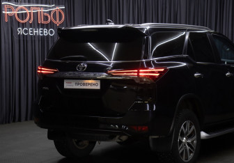Подержанный автомобиль Toyota Fortuner 2017 года (24 фото)