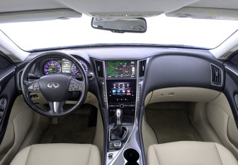 Подержанный автомобиль Infiniti Q50 2014 года (14 фото)