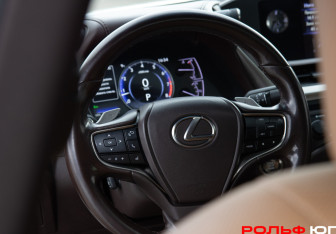 Подержанный автомобиль Lexus ES 2019 года (17 фото)