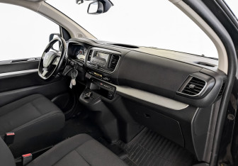 Подержанный автомобиль Peugeot Traveller 2021 года (11 фото)