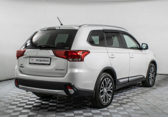 Подержанный автомобиль Mitsubishi Outlander 2015 года (5 фото)