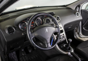 Подержанный автомобиль Peugeot 308 Wagon 2010 года (12 фото)