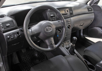 Подержанный автомобиль Toyota Corolla Sedan 2006 года (16 фото)